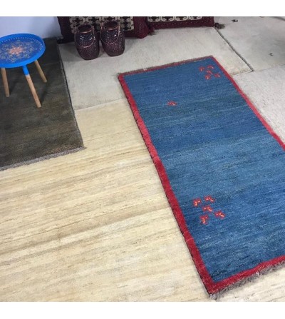 Alfombra étnica moderna persa cenefa  azul y roja frontal